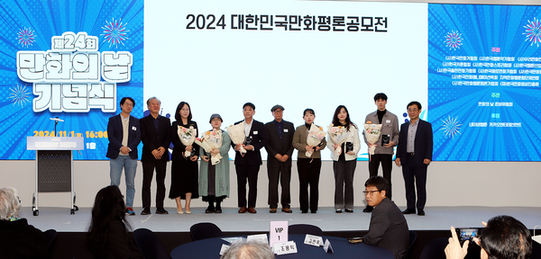 평론공모전 시상 및 수상자 전체 사진.